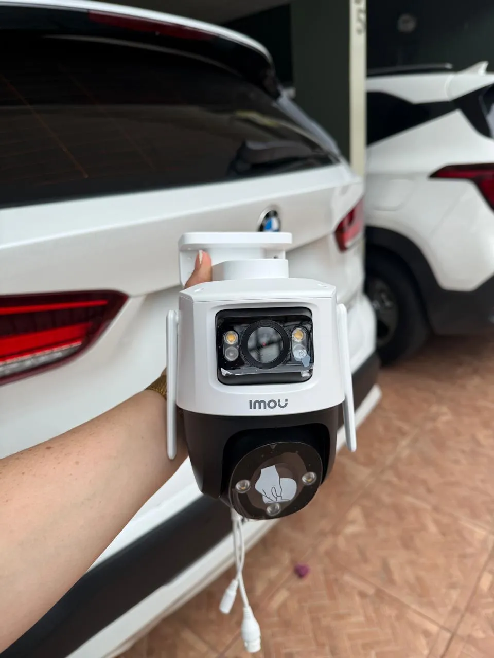 Cámara de doble lente instalada en un estacionamiento