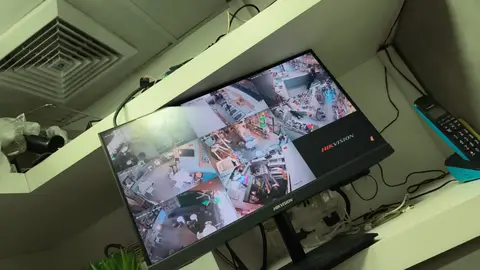 Monitor Hikvision con cámaras de una tienda y área de juegos infantil