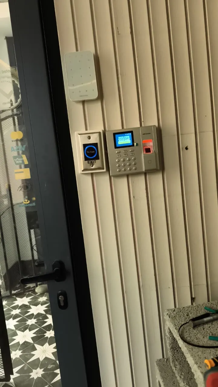 Control de acceso con teclado junto a una puerta