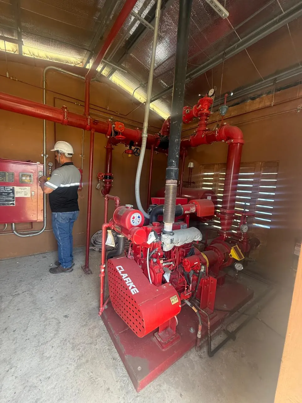 Técnico de One View Panamá en un cuarto de bombas contra incendios