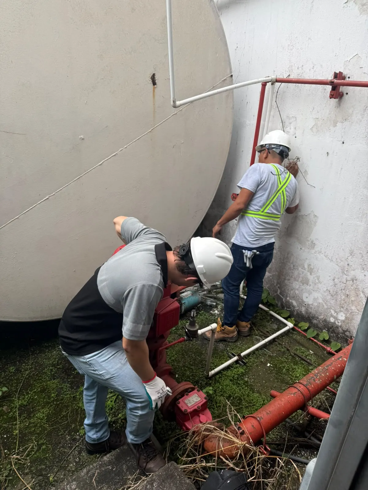 Técnicos instalando tubería de un sistema contra incendios