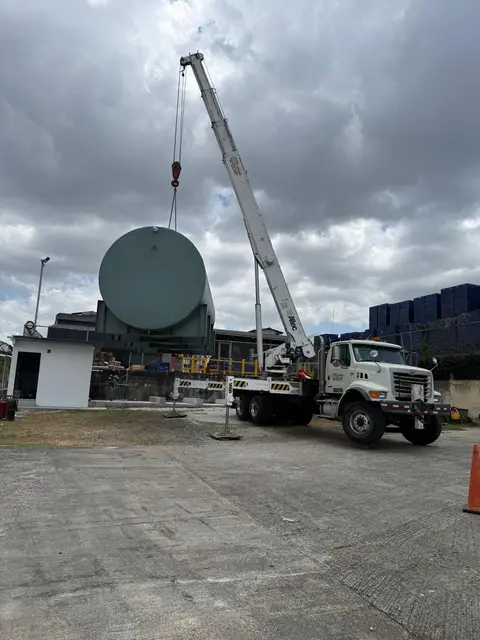 Grúa instalando un tanque de reserva de agua contra incendios